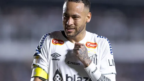 Neymar em ação durante a partida contra o Botafogo-SP no estádio Vila Belmiro, pelo Campeonato Paulista 2025. Foto: Ettore Chiereguini/AGIF