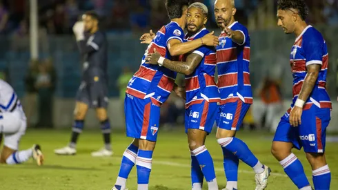 Lucero, jogador do Fortaleza, celebra seu gol na partida contra o Cariri, no Estádio Presidente Vargas (CE), pelo Campeonato Cearense 2025. Foto: Baggio Rodrigues/AGIF