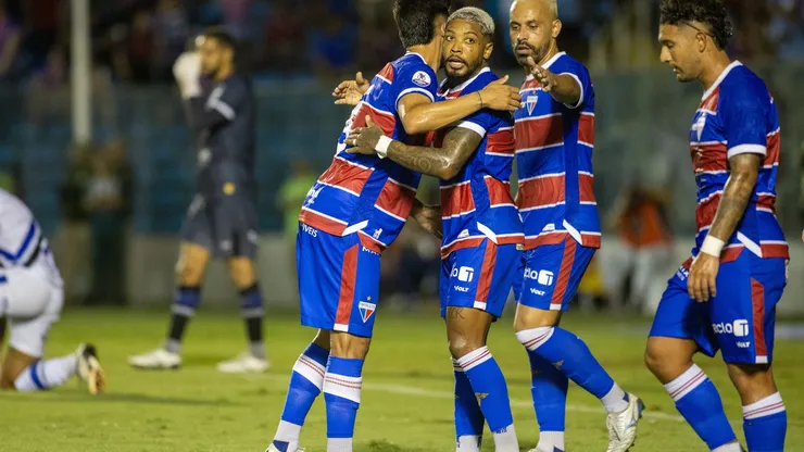 Lucero, jogador do Fortaleza, celebra seu gol na partida contra o Cariri, no Estádio Presidente Vargas (CE), pelo Campeonato Cearense 2025. Foto: Baggio Rodrigues/AGIF