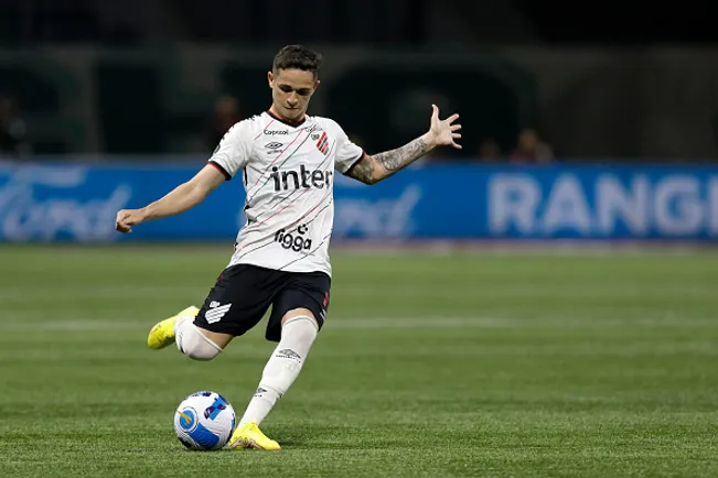 Khellven atuando no Athlético-PR em 2022 –  (Photo by Ricardo Moreira/Getty Images)