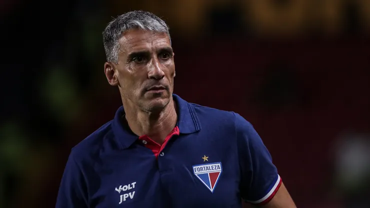 Juan Pablo Vojvoda, técnico do Fortaleza, durante partida pelo campeonato Copa Do Nordeste 2025. Foto: Rafael Vieira/AGIF