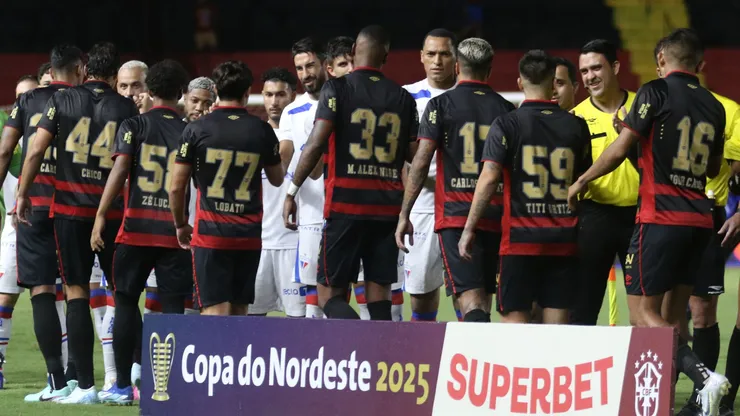 Jogadores do Sport em ação durante o jogo contra o Fortaleza, realizado na Ilha do Retiro, em Recife (PE), pela Copa do Nordeste 2025. Foto: Marlon Costa/AGIF