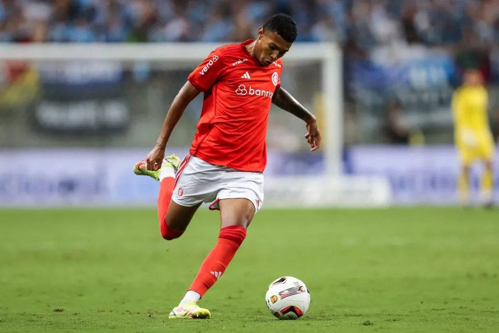 Matheus Dias jogador do Internacional atuando no Grenal em 2023 –  Foto: Pedro H. Tesch/AGIF