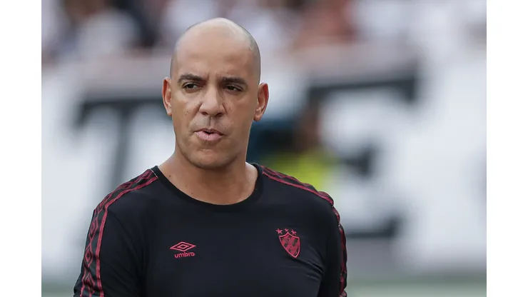 Pepa, técnico do Sport, durante partida contra o Santa Cruz no estádio Arruda pelo campeonato Pernambucano 2025. Foto: Rafael Vieira/AGIF