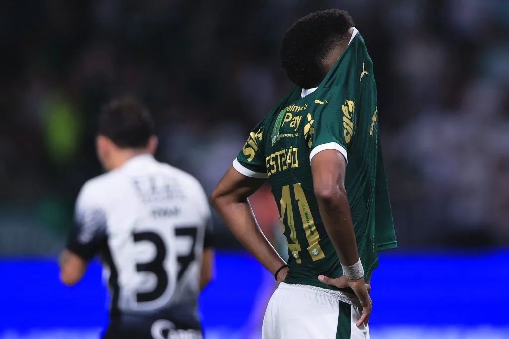 SP – SAO PAULO – 06/02/2025 – PAULISTA 2025, PALMEIRAS X CORINTHIANS – Estevao jogador do Palmeiras lamenta durante partida contra o Corinthians no estadio Arena Allianz Parque pelo campeonato Paulista 2025. Foto: Ettore Chiereguini/AGIF