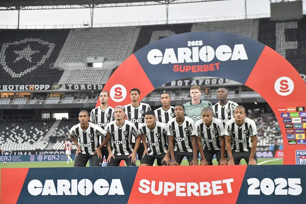 RJ – RIO DE JANEIRO – 26/01/2025 – CARIOCA 2025, BOTAFOGO X BANGU – Jogadores do Botafogo posam para foto antes na partida contra Bangu no estadio Engenhao pelo campeonato Carioca 2025. Foto: Thiago Ribeiro/AGIF
