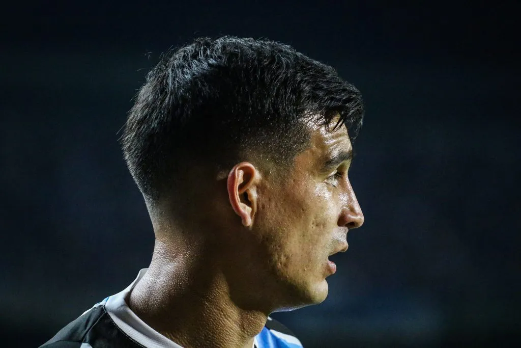 PR – CURITIBA – 08/06/2024 – COPA LIBERTADORES 2024, GREMIO X ESTUDIANTES – Franco Cristaldo jogador do Gremio durante partida contra o Estudiantes no estadio Couto Pereira pelo campeonato Copa Libertadores 2024. Foto: Leonardo Hubbe/AGIF