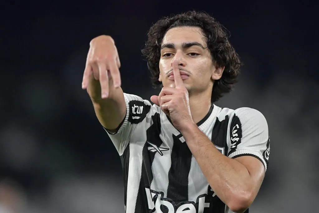Matheus Nascimento comemorando gol durante partida contra o Volta Redonda no Campeonato Carioca 2025. Foto: Thiago Ribeiro/AGIF