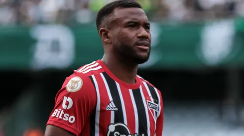 Luan jogador do Sao Paulo durante execucao do hino nacional antes da partida contra o Coritiba no estadio Couto Pereira pelo campeonato BRASILEIRO A 2023.