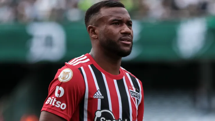 Luan jogador do Sao Paulo durante execucao do hino nacional antes da partida contra o Coritiba no estadio Couto Pereira pelo campeonato BRASILEIRO A 2023.