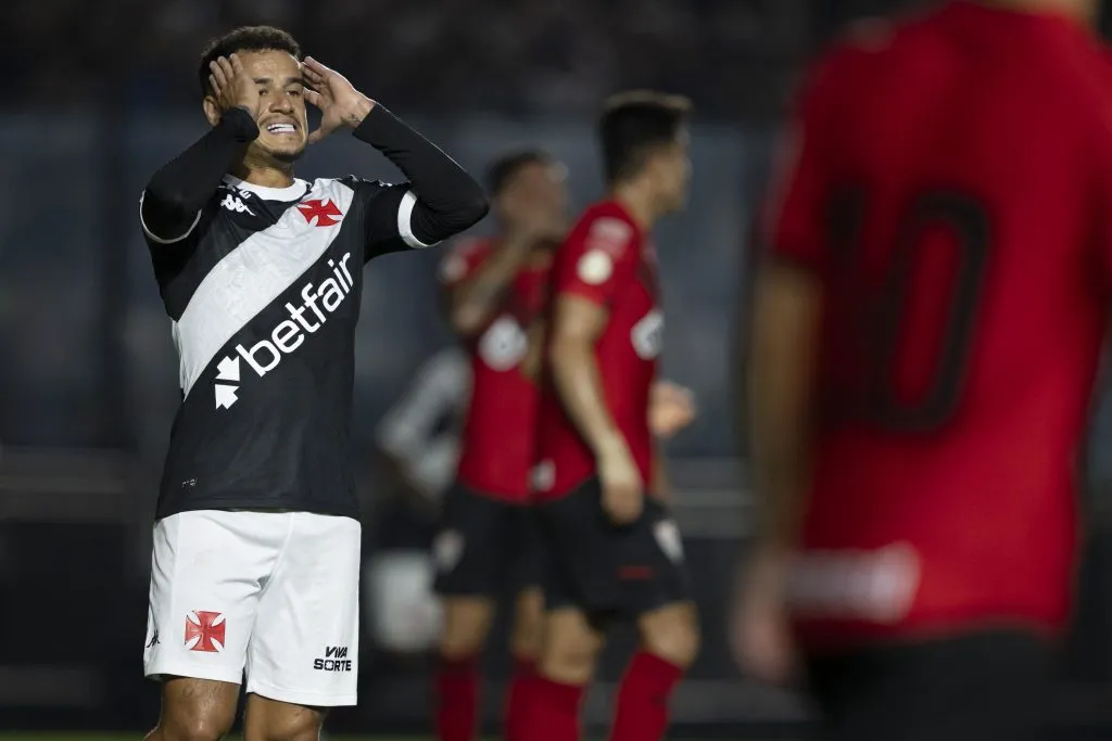 RJ – RIO DE JANEIRO – 30/11/2024 – BRASILEIRO A 2024, VASCO X ATLETICO-GO – Philippe Coutinho jogador do Vasco lamenta durante partida contra o Atletico-GO no estadio Sao Januario pelo campeonato Brasileiro A 2024. Foto: Jorge Rodrigues/AGIF
