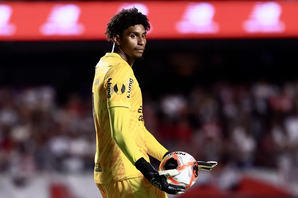 Hugo Souza durante partida contra o São Paulo no Campeonato Paulista 2025. Foto: Marcello Zambrana/AGIF
