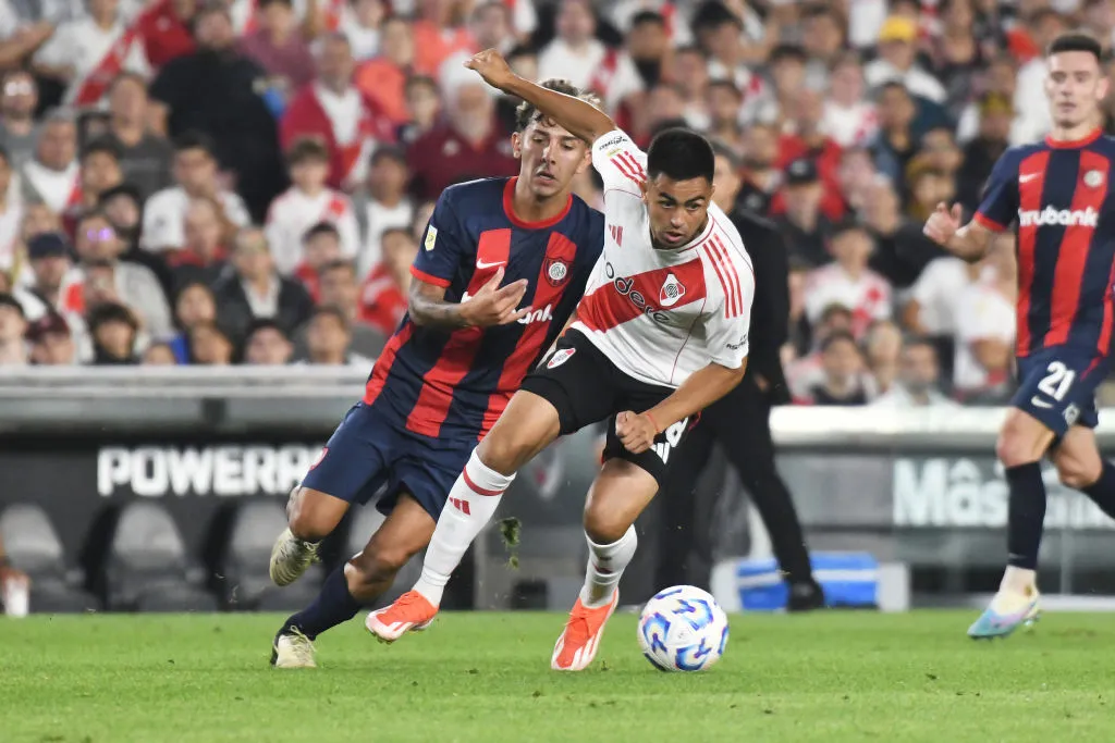 BUENOS AIRES, ARGENTINA – DECEMBER 4: Gonzalo Martinez of River Plate drives the ball past Elián Irala of San Lorenzo during the Liga Profesional 2024 match between River Plate and San Lorenzo at Estadio Mas Monumental Antonio Vespucio Liberti on December 4, 2024 in Buenos Aires, Argentina. (Photo by Federico Peretti/Getty Images)
