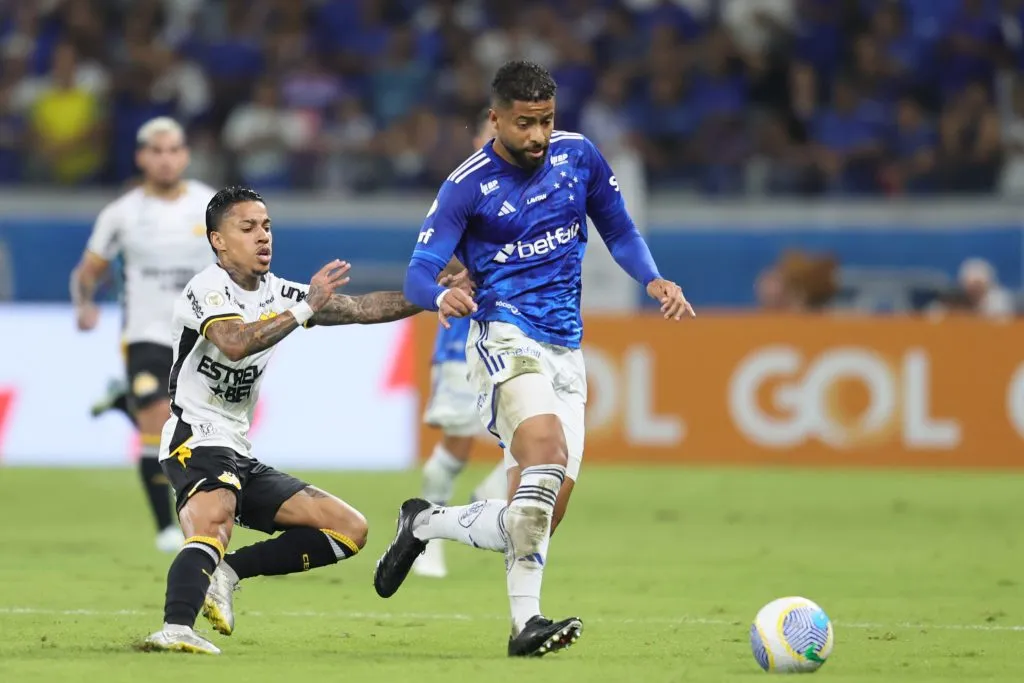 MG – BELO HORIZONTE – 09/11/2024 – BRASILEIRO A 2024, CRUZEIRO X CRICIUMA – Joao Marcelo jogador do Cruzeiro durante partida contra o Criciuma no estadio Mineirao pelo campeonato Brasileiro A 2024. Foto: Gilson Lobo/AGIF