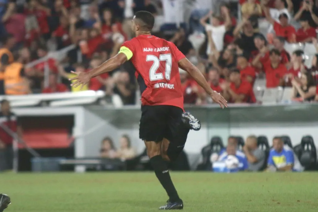Alan Kardec comemorando gol durante partida contra o São Joseense no Campeonato Paranaense 2025. Foto: Gabriel Machado/AGIF