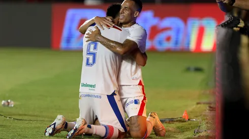 Breno Lopes, jogador do Fortaleza, comemora seu gol na partida contra o Sport, realizada na Ilha do Retiro, em Recife (PE), pela Copa do Nordeste 2025. Foto: Marlon Costa/AGIF
