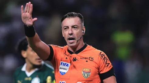 Claus não mandou o pênalti voltar.