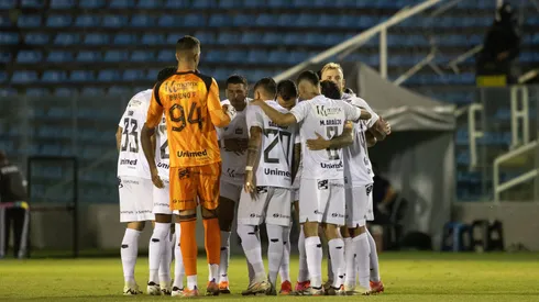 Os jogadores do Ceará tiram uma foto antes da partida contra o CSA no Estádio Presidente Vargas (CE), pelo Campeonato Copa do Nordeste 2025. Foto: Baggio Rodrigues/AGIF