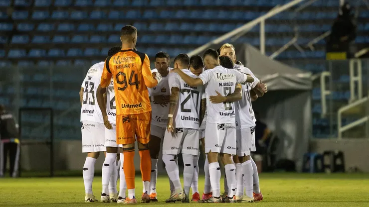 Os jogadores do Ceará tiram uma foto antes da partida contra o CSA no Estádio Presidente Vargas (CE), pelo Campeonato Copa do Nordeste 2025. Foto: Baggio Rodrigues/AGIF