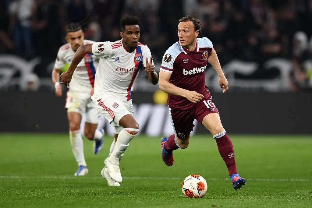 LYON, FRANCE – APRIL 14: Mark Noble of West Ham United runs ahead of Thiago Mendes of Olympique Lyonnais during the UEFA Europa League Quarter Final Leg Two match between Olympique Lyon and West Ham United at Parc Olympique on April 14, 2022 in Lyon, France. (Photo by Claudio Villa/Getty Images)
