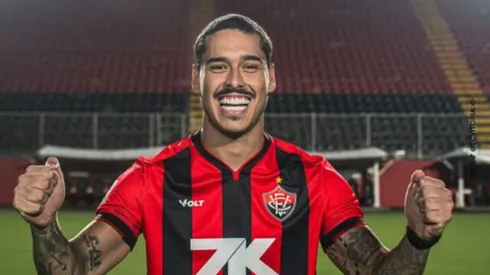 Lucas Halter sendo apresentado no Vitória – Foto: Victor Ferreira / EC Vitória