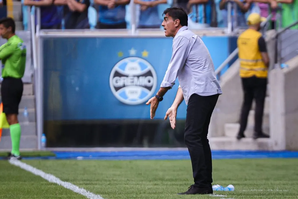 Gustavo Quinteros tecnico do Grêmio durante partida contra o São Luiz-RS  pelo campeonato Gaucho 2025. Foto: Maxi Franzoi/AGIF