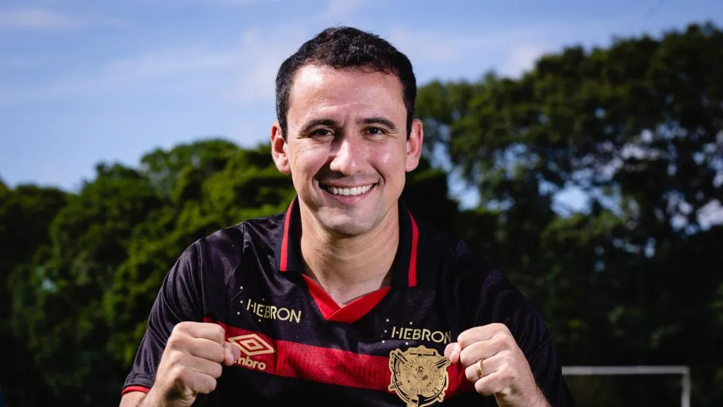 Pablo é apresentado como novo atacante do Sport Recife para 2025