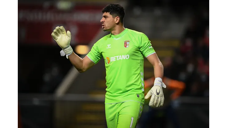 Matheus Magalhães durante confronto contra o Rangers na Europa League 2021/22. (Photo by Octavio Passos/Getty Images)