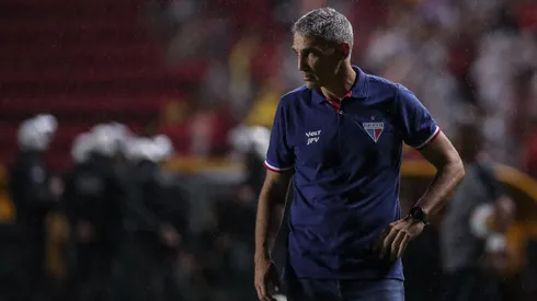 Juan Pablo Vojvoda, técnico do Fortaleza, durante partida contra o Sport no estádio Ilha do Retiro pelo campeonato Copa Do Nordeste 2025. Foto: Rafael Vieira/AGIF