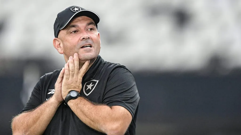 Técnico do Botafogo faz revelação sobre lesões (Imagem: Thiago Ribeiro/AGIF)