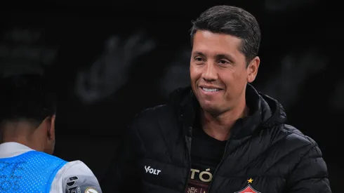 Thiago Carpini, técnico do Vitória, durante partida pelo campeonato Brasileiro A 2024. Foto: Ettore Chiereguini/AGIF