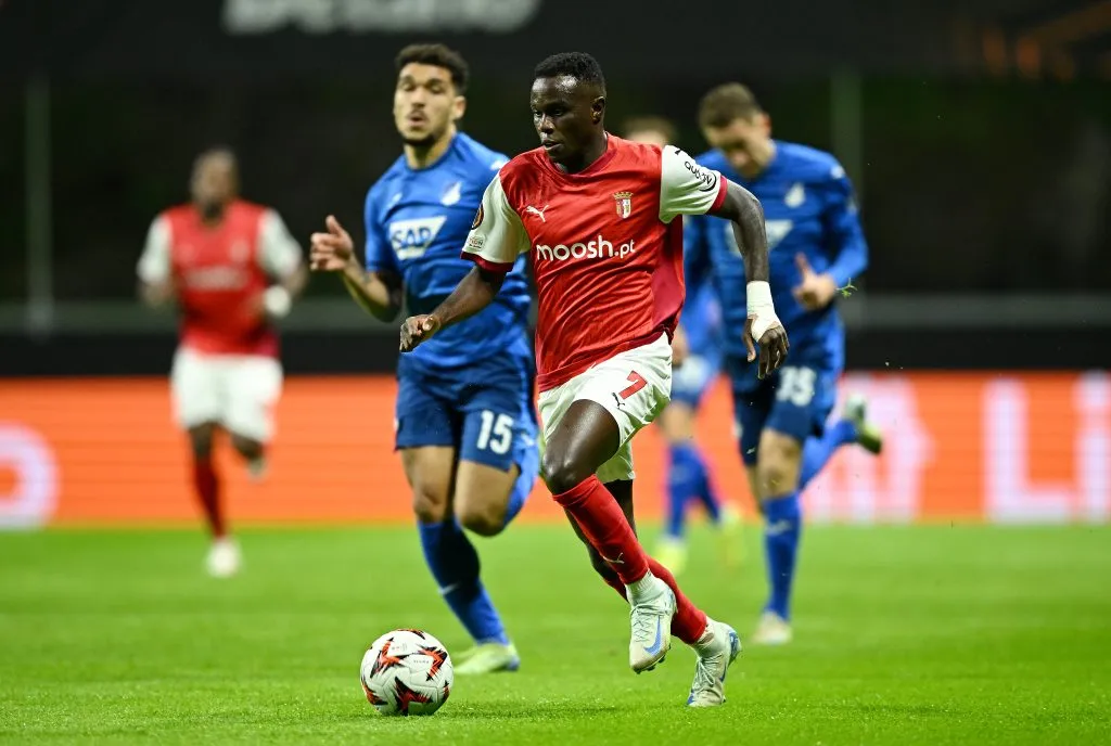 BRAGA, PORTUGAL – NOVEMBER 28: Bruma of SC Braga controls the ball during the UEFA Europa League 2024/25 League Phase MD5 match between SC Braga and TSG 1899 Hoffenheim at Estadio Municipal de Braga on November 28, 2024 in Braga, Portugal. (Photo by Octavio Passos/Getty Images)