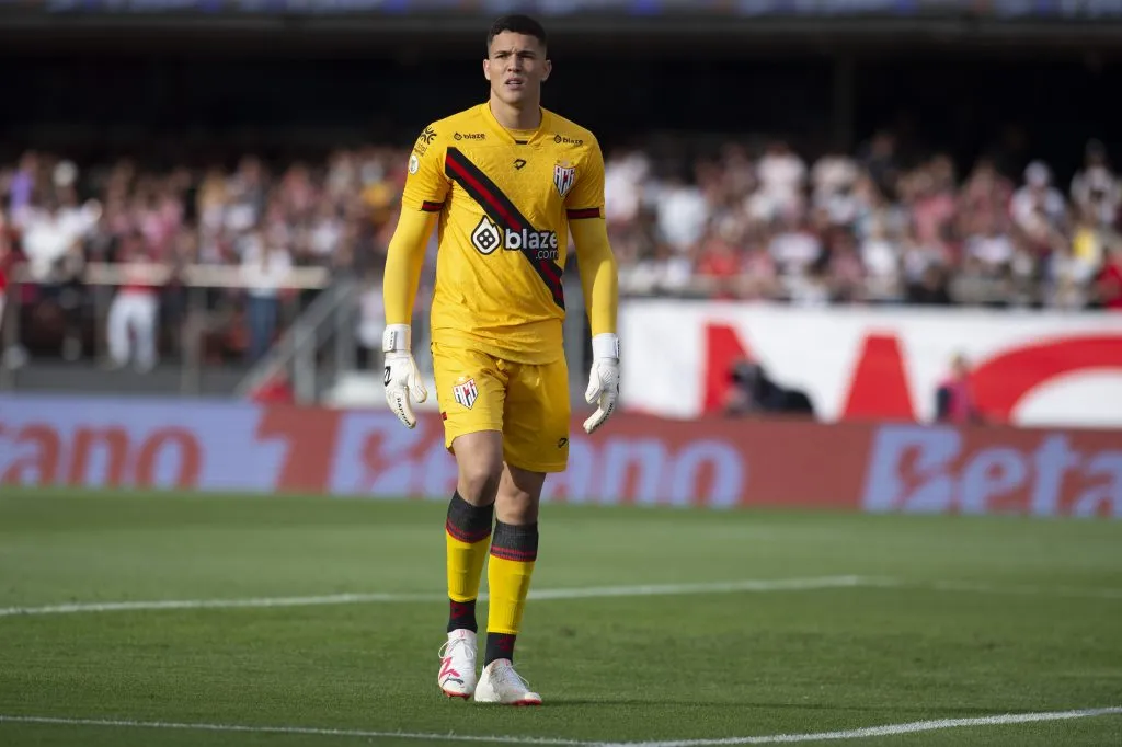 Pedro Rangel jogador do Atlético-GO durante partida contra o São Paulo  campeonato Brasileiro A 2024. Foto: Anderson Romao/AGIF