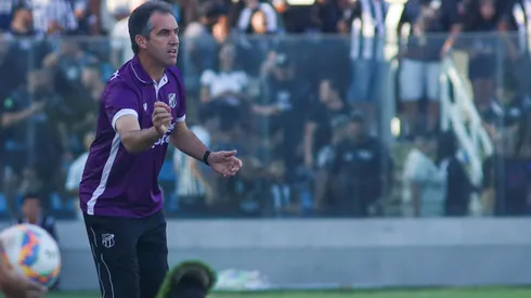 Léo Condé, técnico do Ceará, durante a partida contra o Ferroviário no Estádio Presidente Vargas pelo Campeonato Cearense 2025. Foto: Lucas Emanuel/AGIF