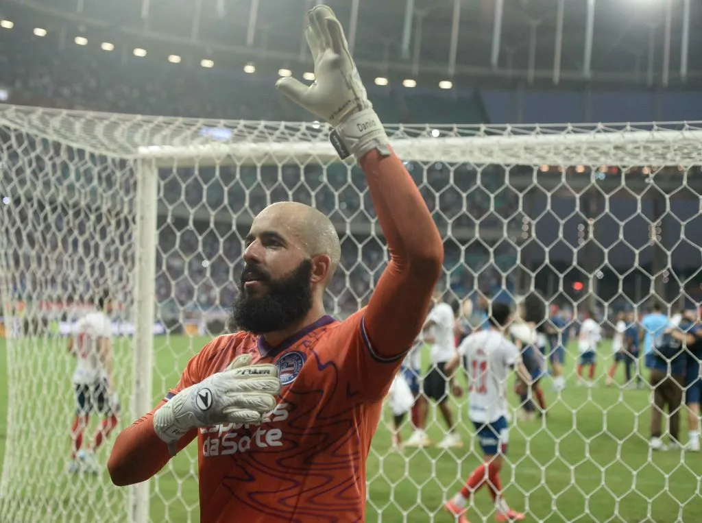 Danilo Fernandes, jogador do Bahia, comemor vitória ao final da partida contra o Atletico-GO no estadio Arena Fonte Nova pelo campeonato Brasileiro A 2024. Foto: Jhony Pinho/AGIF
