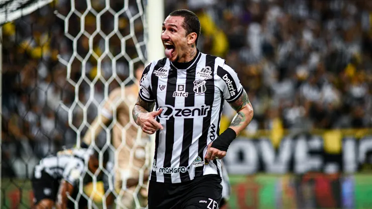 Vina comemorando pelo Ceará em partida contra o Fortaleza pela Copa do Brasil 2022 - Foto: Kely Pereira/AGIF