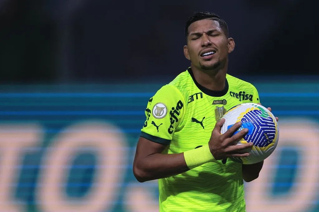 SP – SAO PAULO – 07/07/2024 – BRASILEIRO A 2024, PALMEIRAS X BAHIA – Rony jogador do Palmeiras lamenta durante partida contra o Bahia no estadio Arena Allianz Parque pelo campeonato Brasileiro A 2024. Foto: Ettore Chiereguini/AGIF