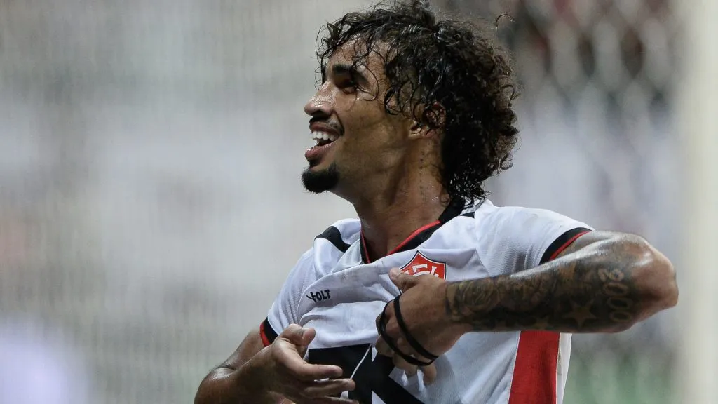 Fabri comemorando pelo Vitória – Foto: Jhony Pinho/AGIF