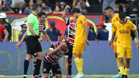 Matheus Vinicius, jogador do Santa Cruz, em ação durante o jogo contra o Sport no Estádio do Arruda, em Recife (PE), pelo Campeonato Pernambucano de 2025. Foto: Marlon Costa/AGIF