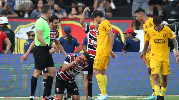 Matheus Vinicius, jogador do Santa Cruz, em ação durante o jogo contra o Sport no Estádio do Arruda, em Recife (PE), pelo Campeonato Pernambucano de 2025. Foto: Marlon Costa/AGIF