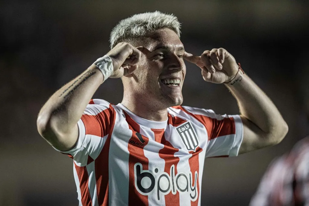 Rollheiser, novo reforço do Botafogo, comemorando gol durante partida entre Estudiantes e Goiás na Copa Sul-Americana de 2023. Foto: Heber Gomes/AGIF