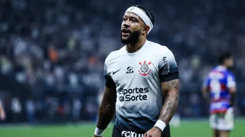 Memphis Depay, jogador do Corinthians, durante partida contra o Fortaleza pela Copa Sul-Americana de 2024. Foto: Marco Miatelo/AGIF