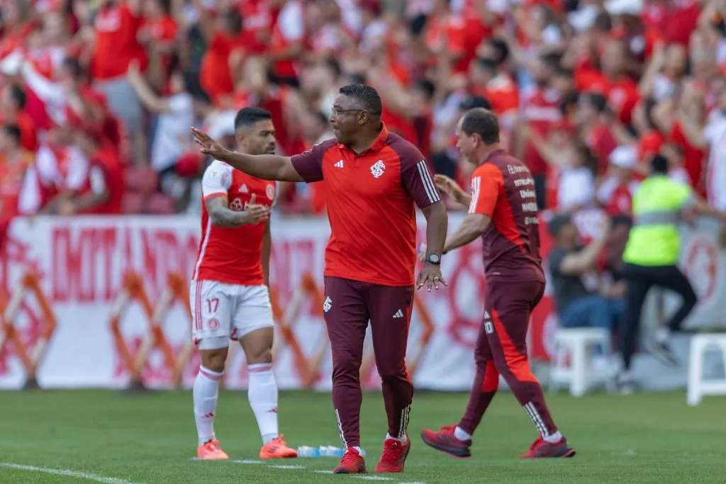 Roger Machado, técnico do Internacional, durante partida contra o Grêmio no estadio Beira-Rio pelo campeonato Brasileiro A 2024. Foto: Liamara Polli/AGIF