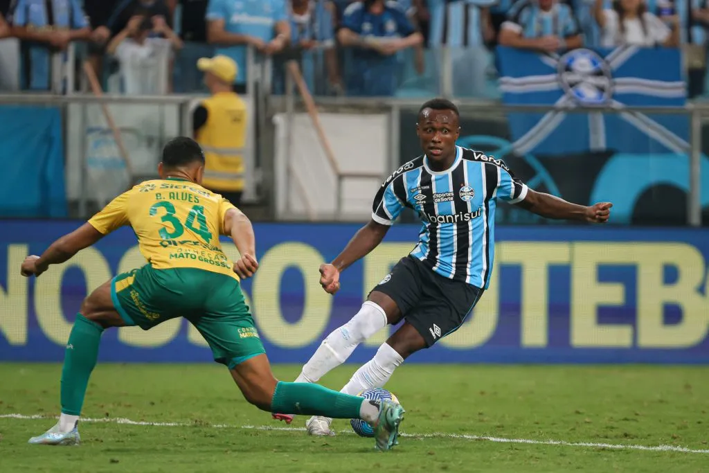 RS – PORTO ALEGRE – 20/04/2024 – BRASILEIRO A 2024, GREMIO X CUIABA – Nathan Fernandes jogador do Gremio durante partida contra o Cuiaba no estadio Arena do Gremio pelo campeonato Brasileiro A 2024. Foto: Maxi Franzoi/AGIF