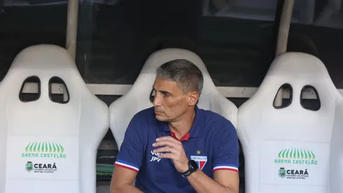 Vojvoda, técnico do Fortaleza, durante o jogo contra o Ceará na Arena Castelão pelo Campeonato Cearense 2025. Foto: Lucas Emanuel/AGIF