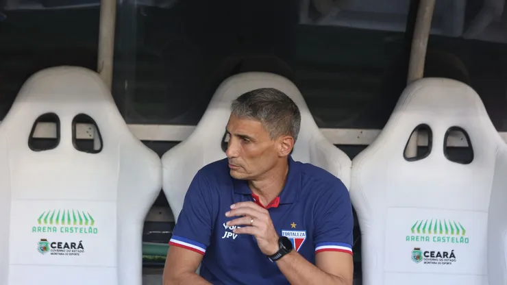 Vojvoda, técnico do Fortaleza, durante o jogo contra o Ceará na Arena Castelão pelo Campeonato Cearense 2025. Foto: Lucas Emanuel/AGIF