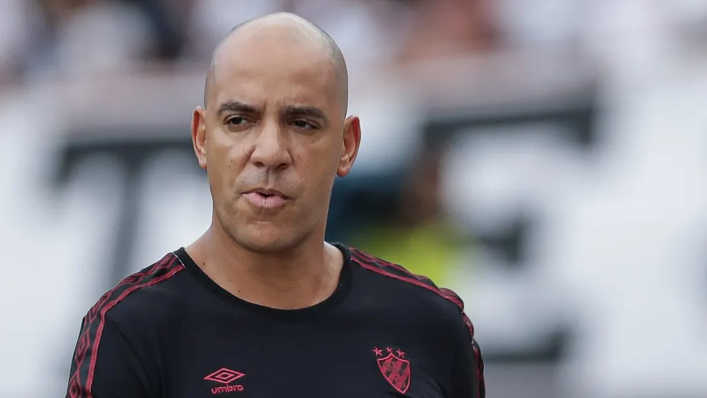 Pepa, técnico do Sport, durante partida contra o Santa Cruz no Campeonato Pernambucano 2025. Foto: Rafael Vieira/AGIF