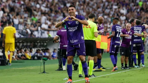 Lucas Mugni, do Ceará, celebra seu gol na partida contra a Ponte Preta, na Arena Castelão, pela Série B do Brasileirão 2024. Foto: Lucas Emanuel/AGIF