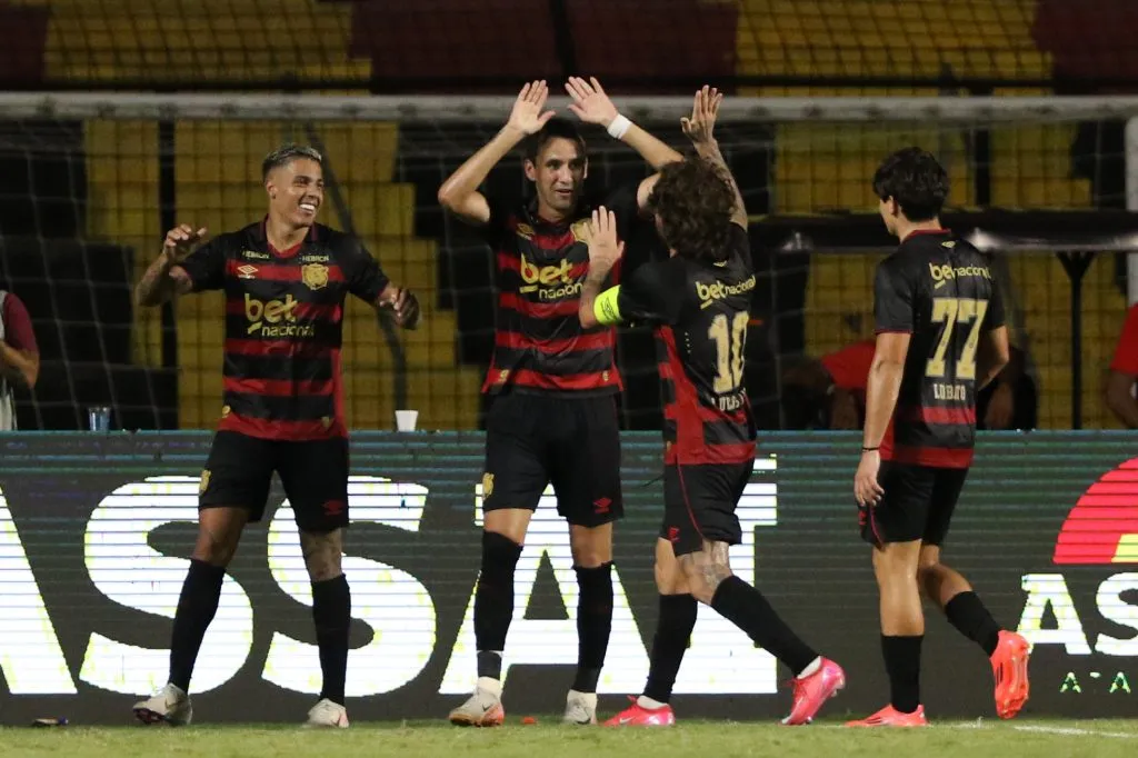 Pablo, do Sport, comemora seu gol durante a partida contra o Maguary, na Ilha do Retiro, pelo Campeonato Pernambucano 2025. Foto: Marlon Costa/AGIF