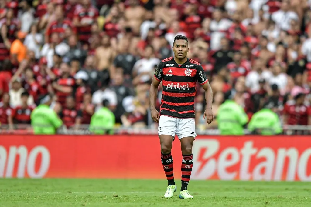 RJ – RIO DE JANEIRO – 03/11/2024 – COPA DO BRASIL 2024, FLAMENGO X ATLETICO-MG – Alex Sandro jogador do Flamengo durante partida contra o Atletico-MG no estadio Maracana pelo campeonato Copa Do Brasil 2024. Foto: Thiago Ribeiro/AGIF